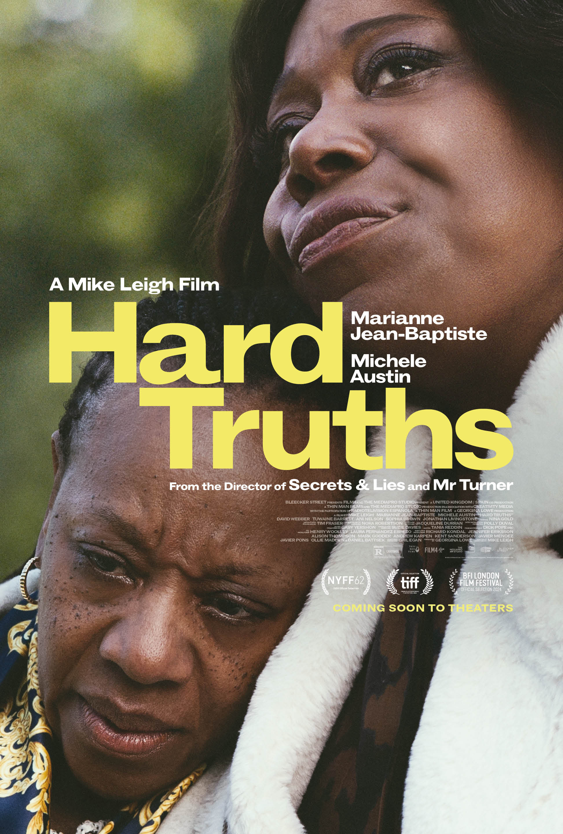Två kvinnor står och håller om varandra ute i en park. Till vänster står det filmens titel "Hard Truths"