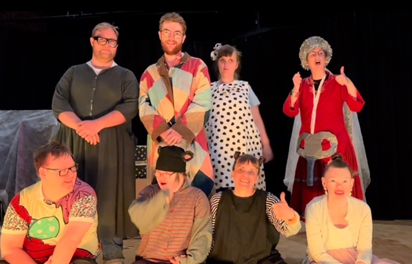 Teatergruppen Trasdockorna i scenkläder